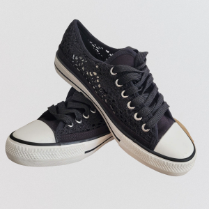 Baskets effet crochet.