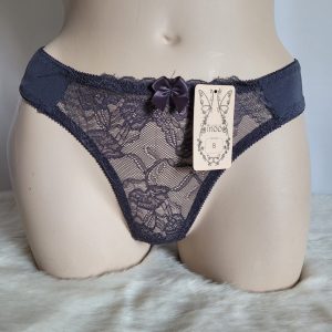 String en dentelle anthracite.