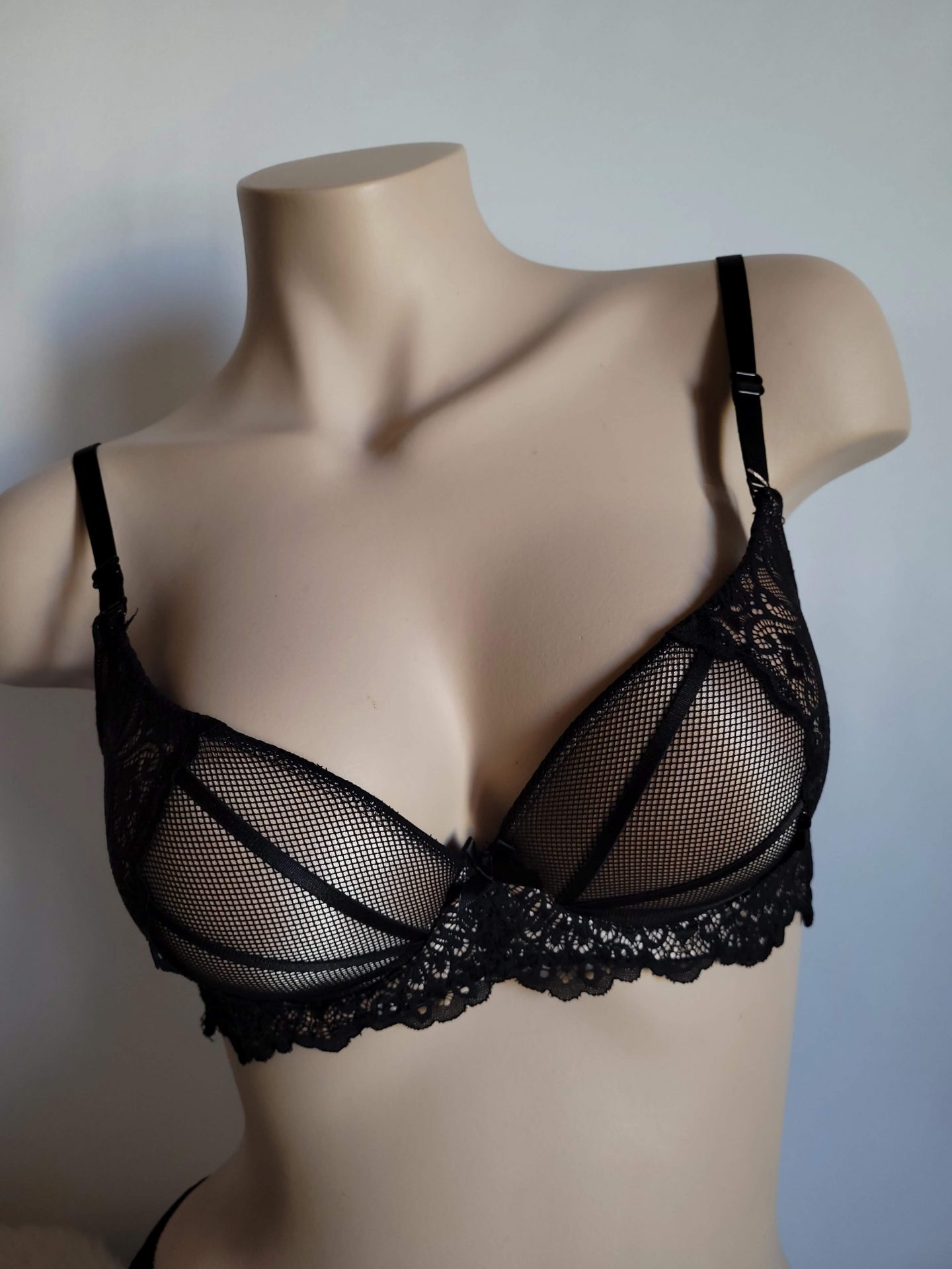 soutien-gorge noir et beige.