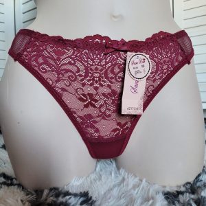 String bordeaux en dentelle.
