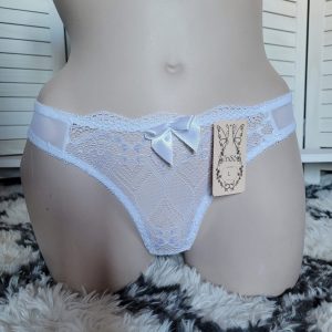 String en dentelle motif cœur.