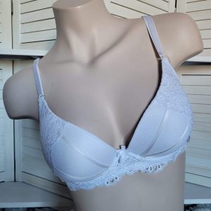 soutien-gorge blanc.