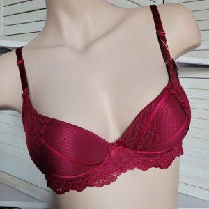 soutien-gorge bordeaux.