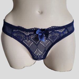 String en dentelle motif cœur marine.