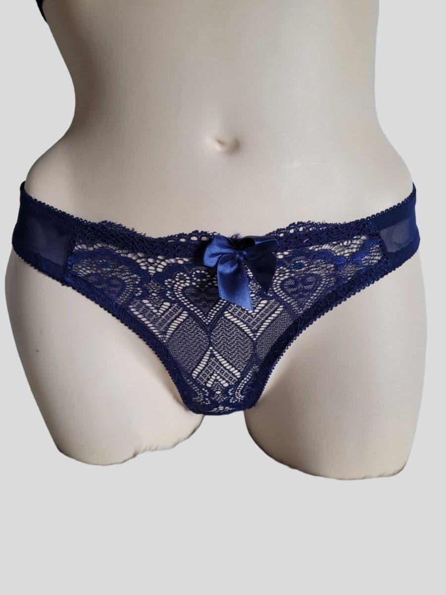 String en dentelle motif cœur marine.