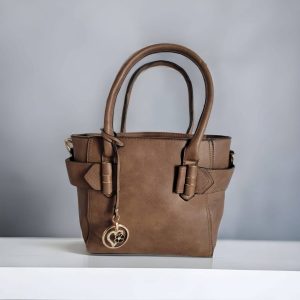 Sac à main pendentif cœur taupe.