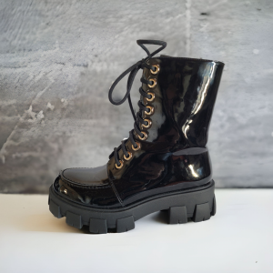 Bottines à crampons vinyle.