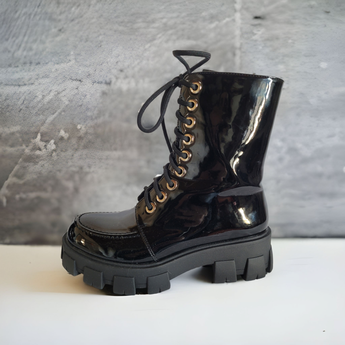 Bottines à crampons vinyle.