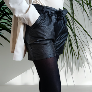 Short en simili cuir.