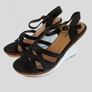 Sandales compensées en suédine.