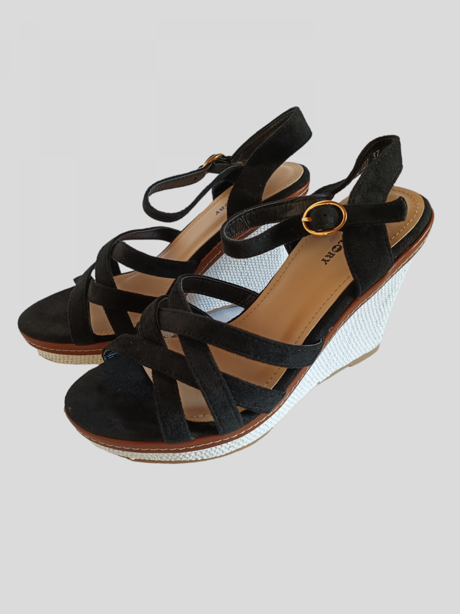 Sandales compensées en suédine.