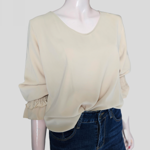 Blouse satinée manches longues.