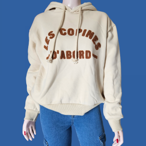 Sweat à capuche inscription « Les copines d’abord ».
