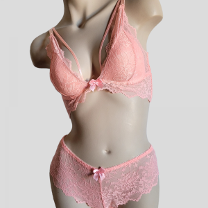 Ensemble soutien-gorge avec culotte rose.